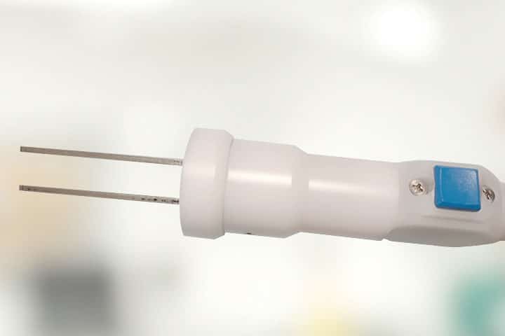 The probe and electrodes used to apply the electroporation in Envelope’s case.